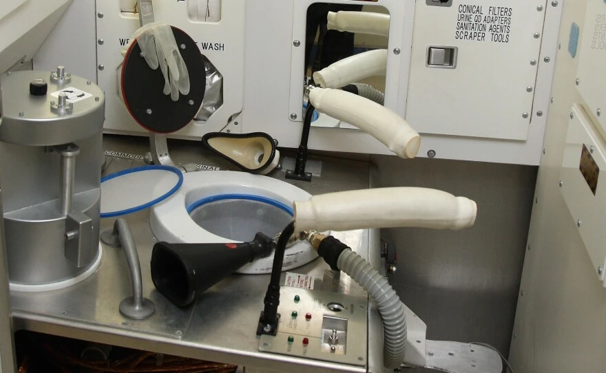 Các phi hành gia đi vệ sinh như thế nào trên tàu vũ trụ? Không giống như bạn nghĩ