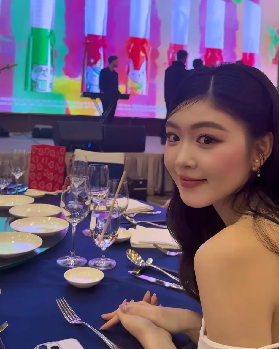 Cách Lọ Lem đối diện với tin đồn hẹn hò thiếu gia