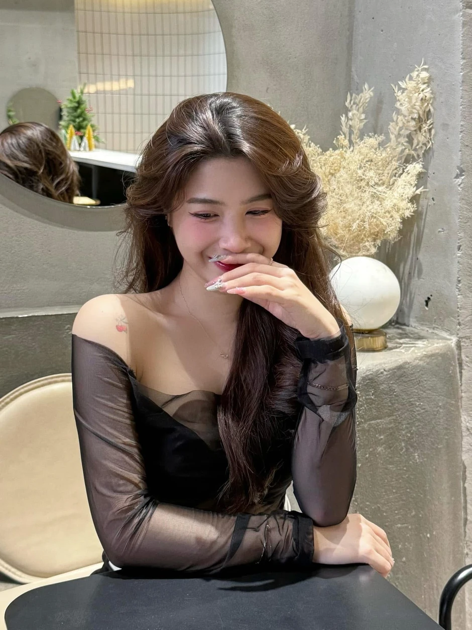 Cận cảnh pha nũng nịu "tan chảy" của bà chủ phòng gym xinh đẹp, bảo sao "Boy 1 champ" Hà Tiều Phu không cưng chiều hết mực!