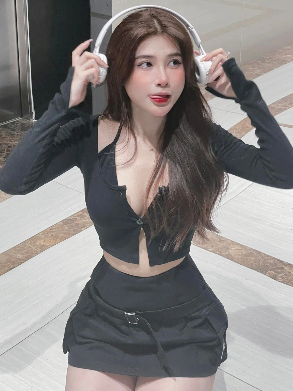 Cận cảnh pha nũng nịu "tan chảy" của bà chủ phòng gym xinh đẹp, bảo sao "Boy 1 champ" Hà Tiều Phu không cưng chiều hết mực!