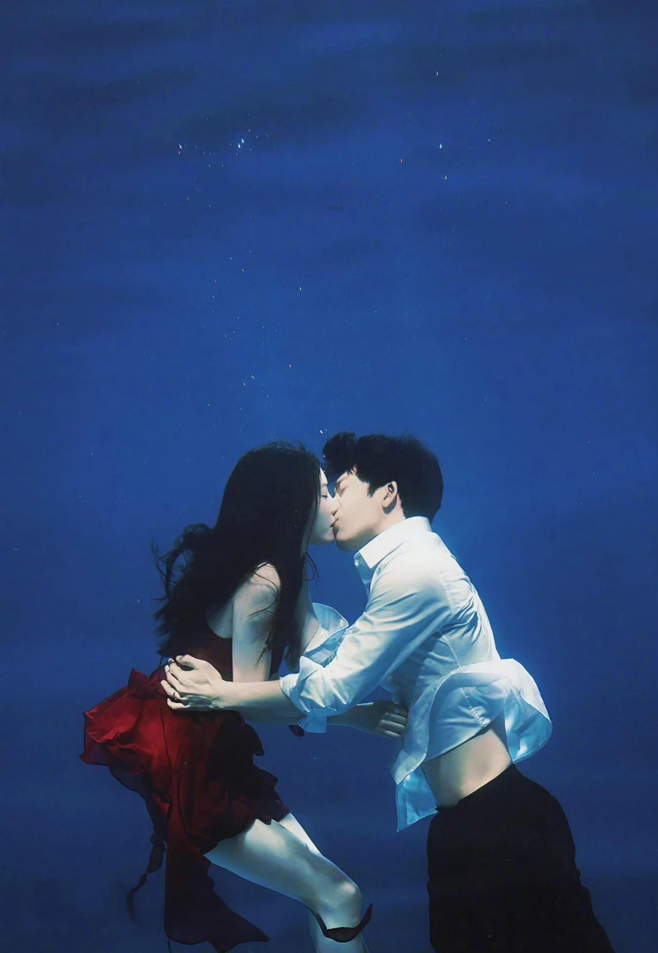 cảnh hôn đẹp như thơ của Tỉnh Bách Nhiên và Thái Văn Tịnh cảnh hôn đẹp như thơ của Tỉnh Bách Nhiên và Thái Văn Tịnh