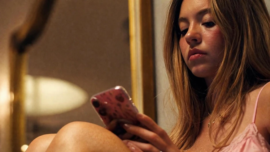 Cảnh nóng điên rồ đến mức bị cắt trong phim 18+ đang thống trị toàn cầu