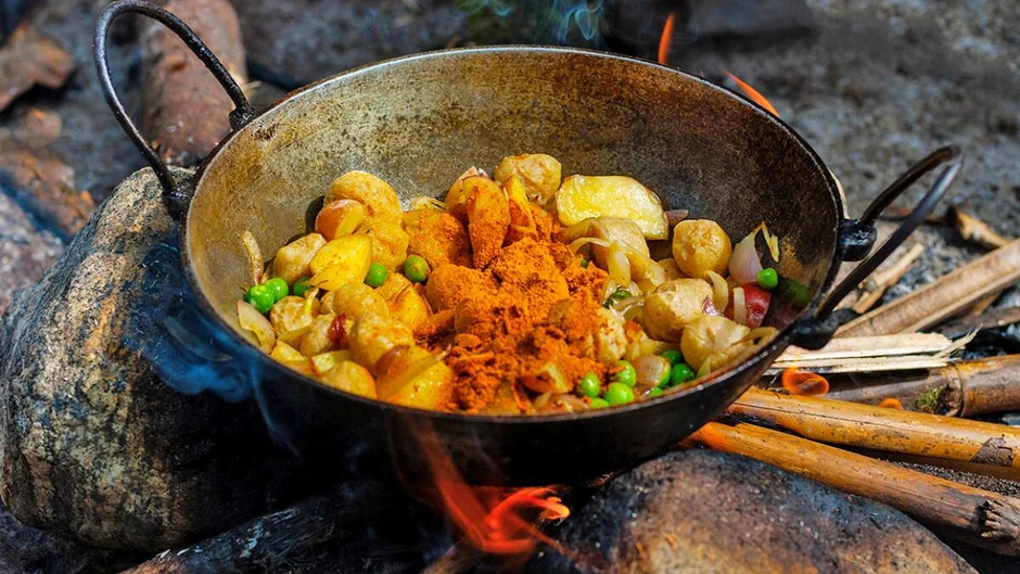 Cảnh tượng chưa từng thấy ở Ấn Độ: Khắp đường phố "xuyên không" về thời đồ đá, người dân phải dùng nguyên liệu thô sơ nhất để nấu ăn Cảnh tượng chưa từng thấy ở Ấn Độ: Khắp đường phố "xuyên không" về thời đồ đá, người dân phải dùng nguyên liệu thô sơ nhất để nấu ăn