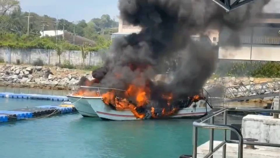 Cano cao tốc bốc cháy ngùn ngụt trên bến tàu, 1 hướng dẫn viên tử vong tại chỗ Cano cao tốc bốc cháy ngùn ngụt trên bến tàu, 1 hướng dẫn viên tử vong tại chỗ