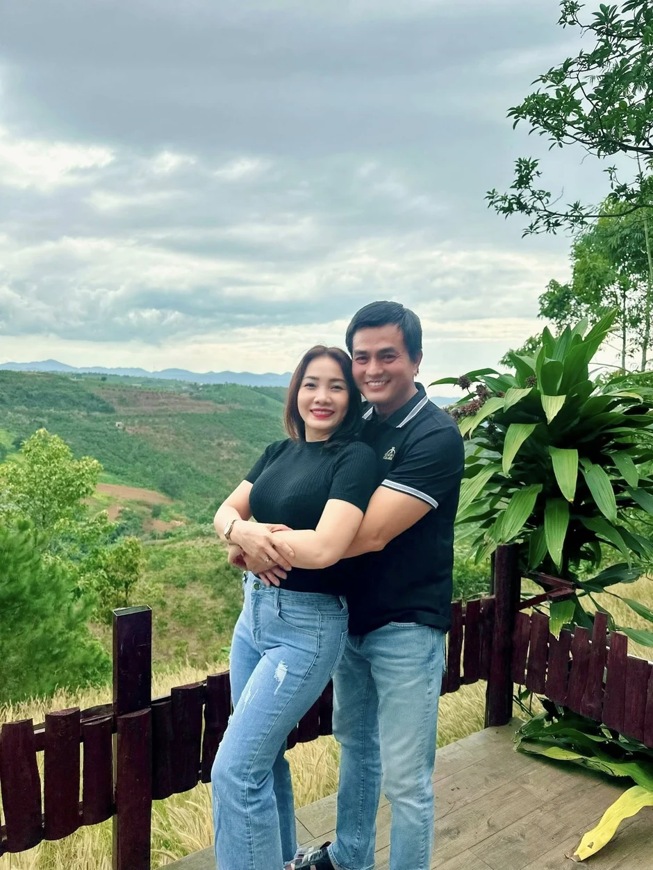 Cao Minh Đạt phụ vợ kém 8 tuổi bán nước hoa, 51 tuổi nuôi con mọn Cao Minh Đạt phụ vợ kém 8 tuổi bán nước hoa, 51 tuổi nuôi con mọn