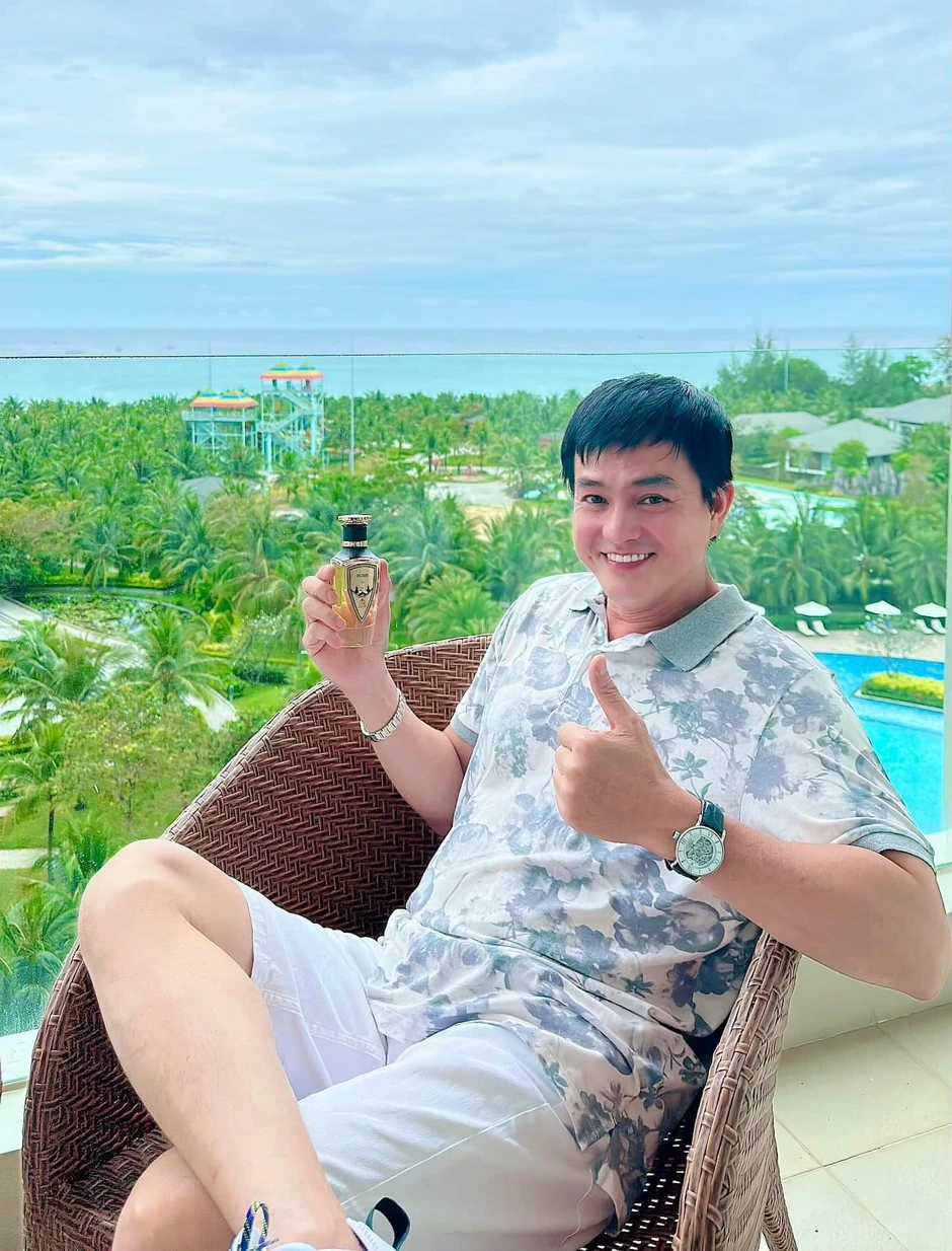 Cao Minh Đạt phụ vợ kém 8 tuổi bán nước hoa, 51 tuổi nuôi con mọn Cao Minh Đạt phụ vợ kém 8 tuổi bán nước hoa, 51 tuổi nuôi con mọn