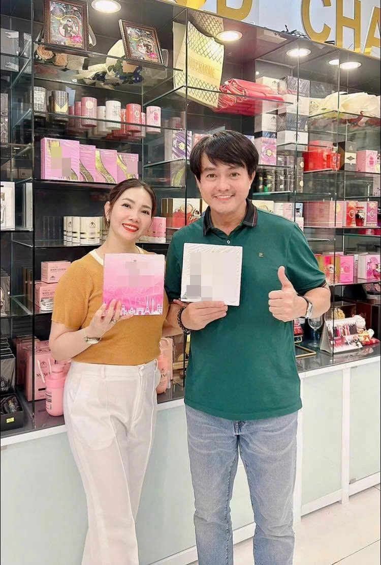 Cao Minh Đạt phụ vợ kém 8 tuổi bán nước hoa, 51 tuổi nuôi con mọn Cao Minh Đạt phụ vợ kém 8 tuổi bán nước hoa, 51 tuổi nuôi con mọn