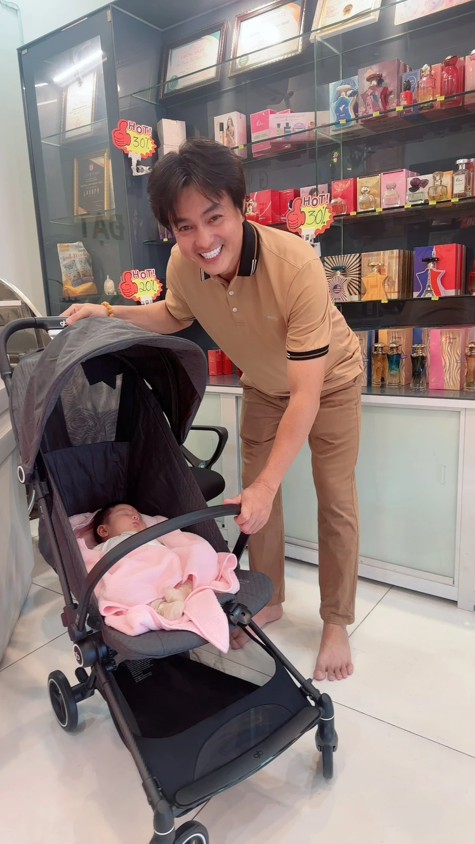 Cao Minh Đạt phụ vợ kém 8 tuổi bán nước hoa, 51 tuổi nuôi con mọn Cao Minh Đạt phụ vợ kém 8 tuổi bán nước hoa, 51 tuổi nuôi con mọn