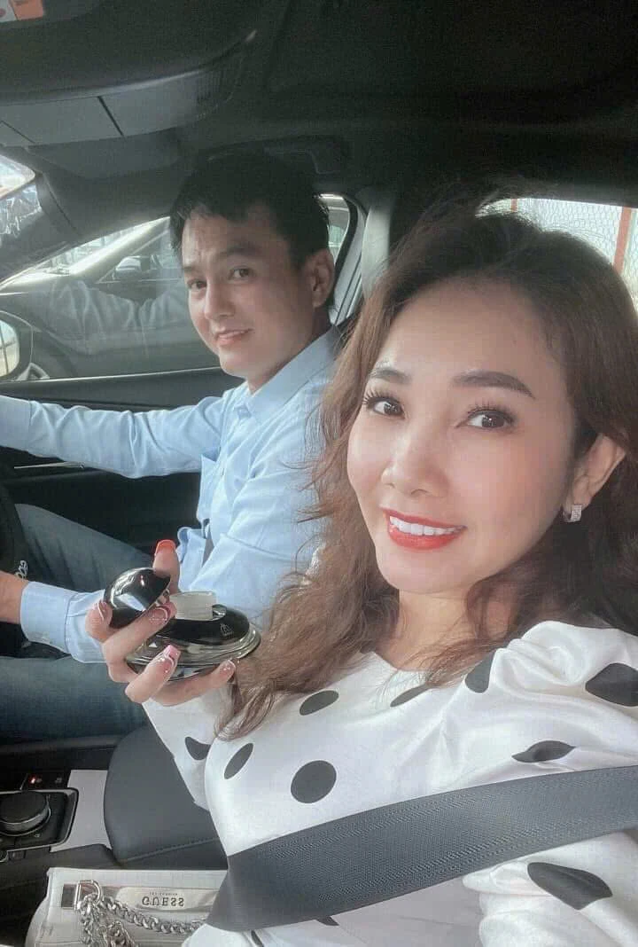 Cao Minh Đạt phụ vợ kém 8 tuổi bán nước hoa, 51 tuổi nuôi con mọn Cao Minh Đạt phụ vợ kém 8 tuổi bán nước hoa, 51 tuổi nuôi con mọn