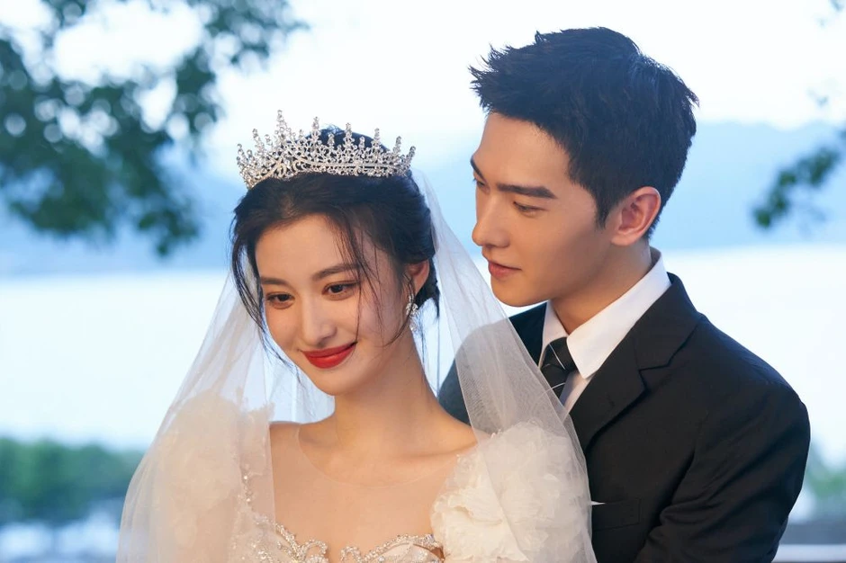 Cặp đôi đẹp nhất showbiz lộ clip vào khách sạn hẹn hò còn sống chung quấn quýt, ai dè chia tay bất thình lình