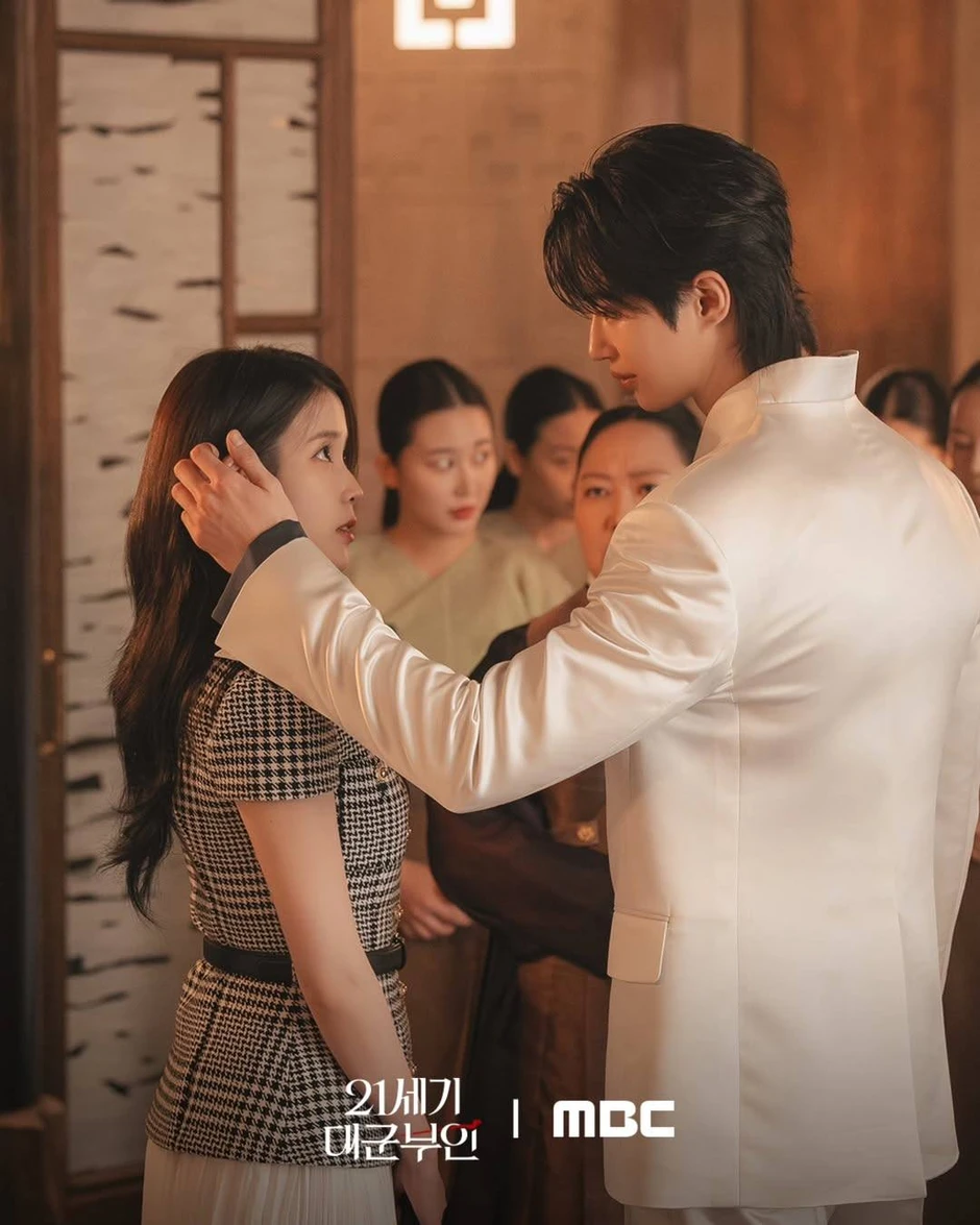 Cặp đôi Perfect Crown chạm môi là MXH bùng nổ