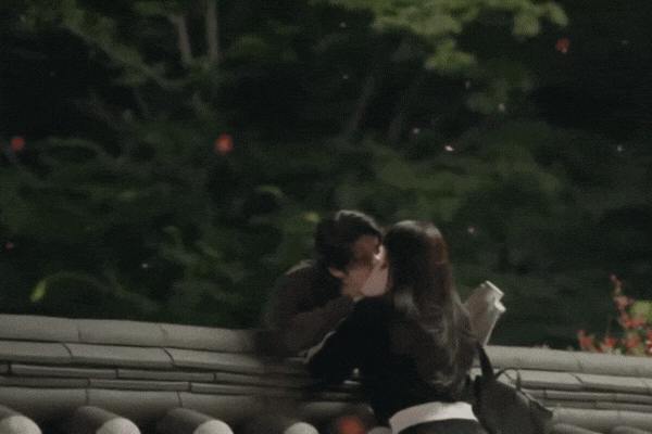 Cặp đôi Perfect Crown chạm môi là MXH bùng nổ