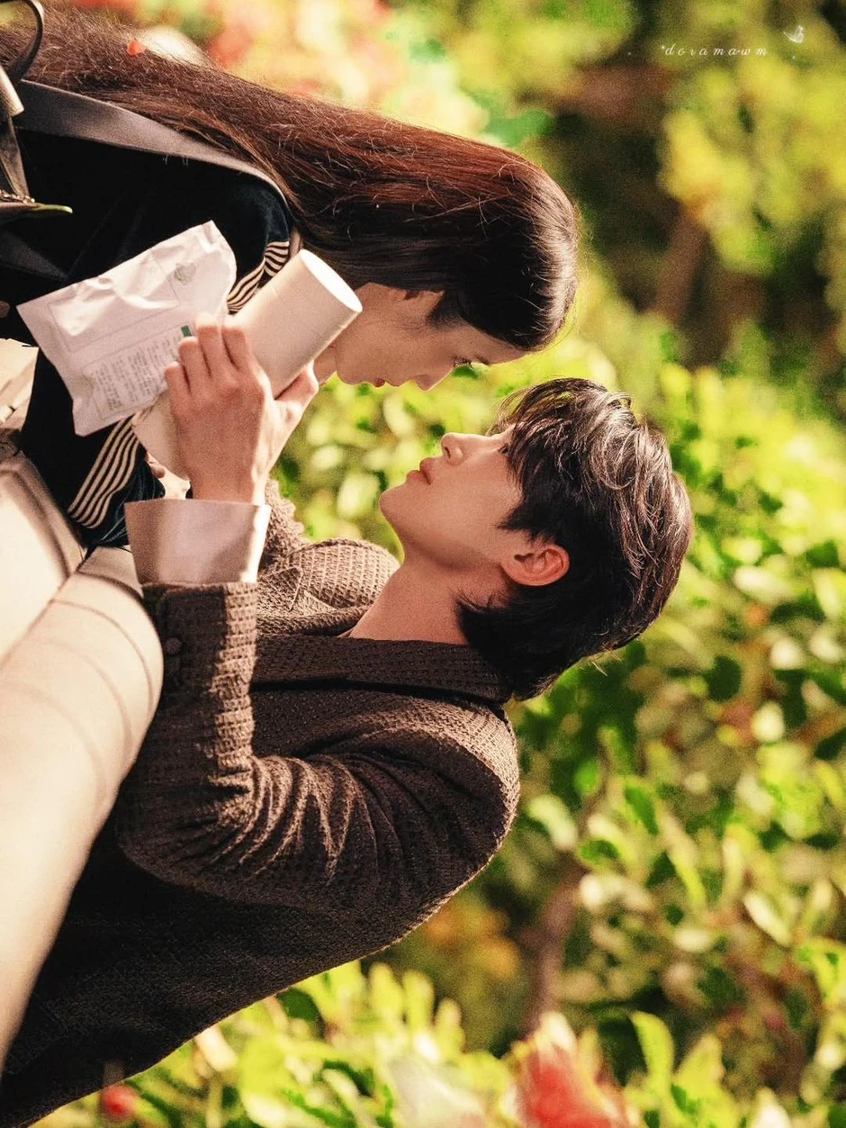 Cặp đôi Perfect Crown chạm môi là MXH bùng nổ