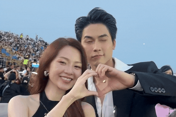 Cặp đôi Vì Mẹ Anh Phán Chia Tay dắt nhau đi concert