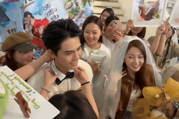 Cặp đôi Vì Mẹ Anh Phán Chia Tay được fan tổ chức đám cưới