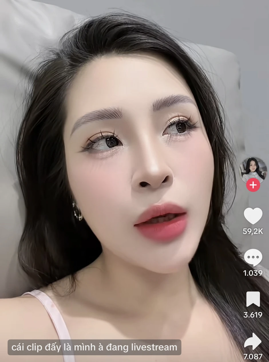 CĐM "đứng hình" khoảnh khắc hớ hênh của hot TikToker ngay trên sóng livestream bán hàng, chỉ là tai nạn nghề nghiệp!