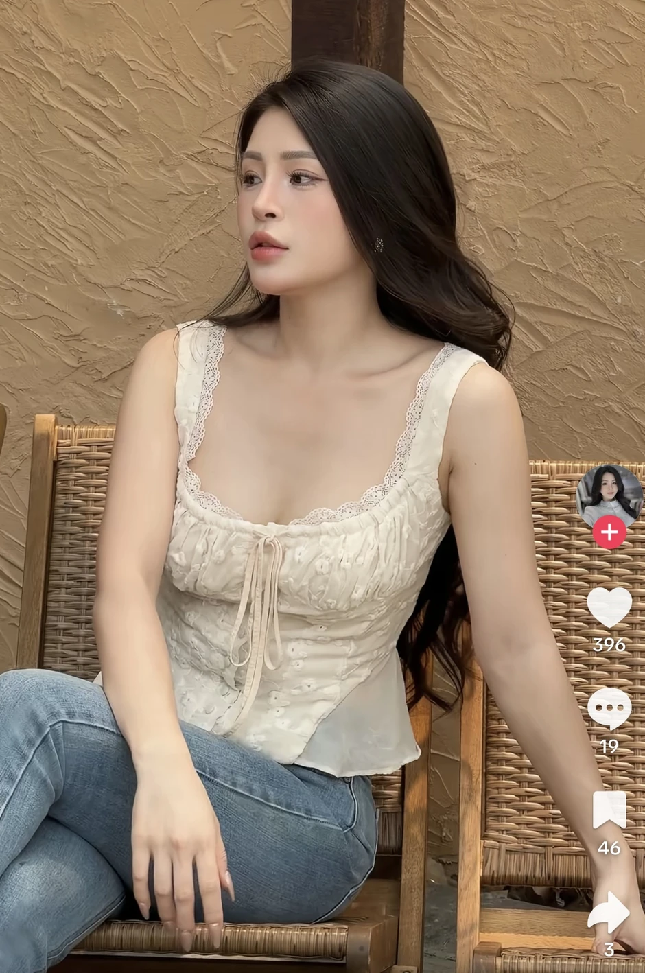 CĐM "đứng hình" khoảnh khắc hớ hênh của hot TikToker ngay trên sóng livestream bán hàng, chỉ là tai nạn nghề nghiệp!