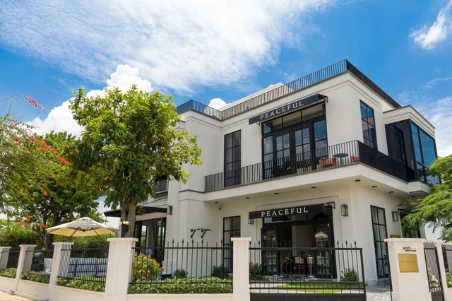 Chân dung chủ tịch thương hiệu mỳ bị đồn hẹn hò Ngọc Trinh, Tiểu Vy