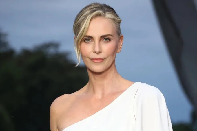 Charlize Theron kể lại đêm kinh hoàng khi mẹ bắn chết cha để tự vệ