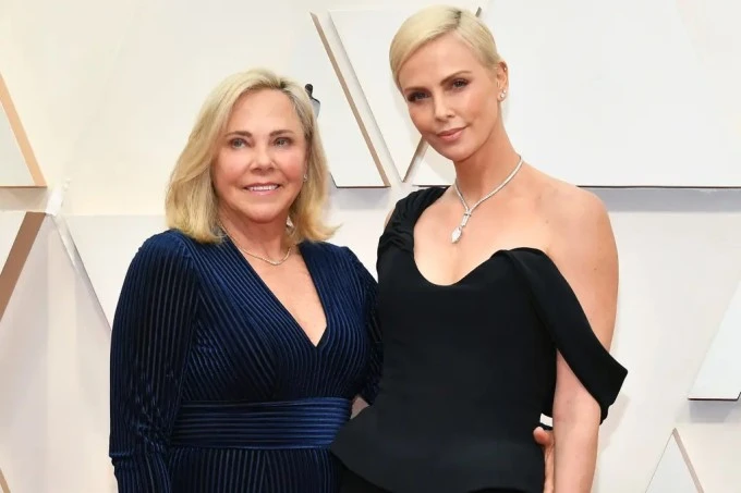 Charlize Theron kể lại đêm kinh hoàng khi mẹ bắn chết cha để tự vệ