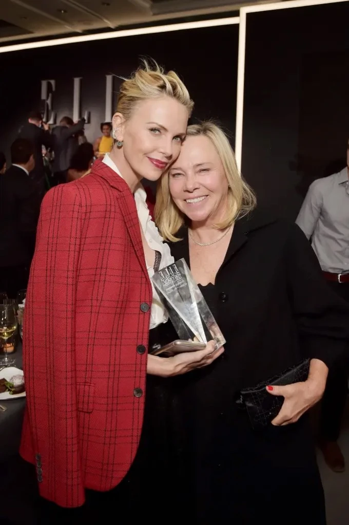 Charlize Theron kể lại đêm kinh hoàng khi mẹ bắn chết cha để tự vệ