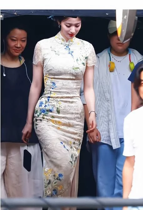 Chiếc váy bó chịt, mỏng dính khiến Vương Sở Nhiên bị chê cười