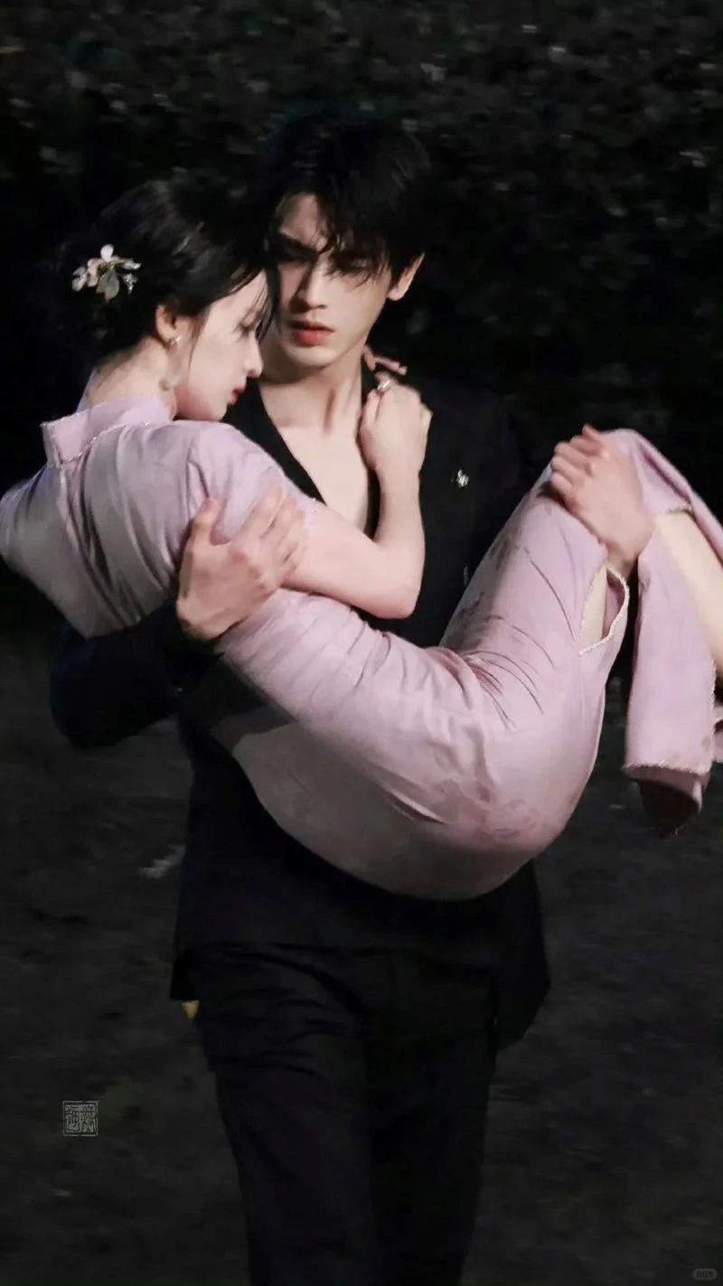 Chiếc váy bó chịt, mỏng dính khiến Vương Sở Nhiên bị chê cười