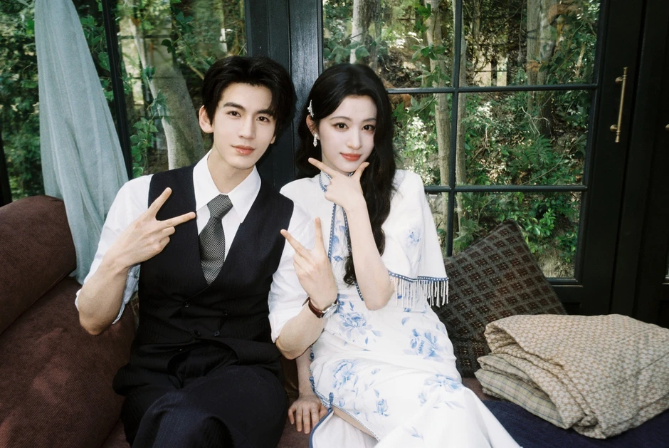 Chiếc váy bó chịt, mỏng dính khiến Vương Sở Nhiên bị chê cười