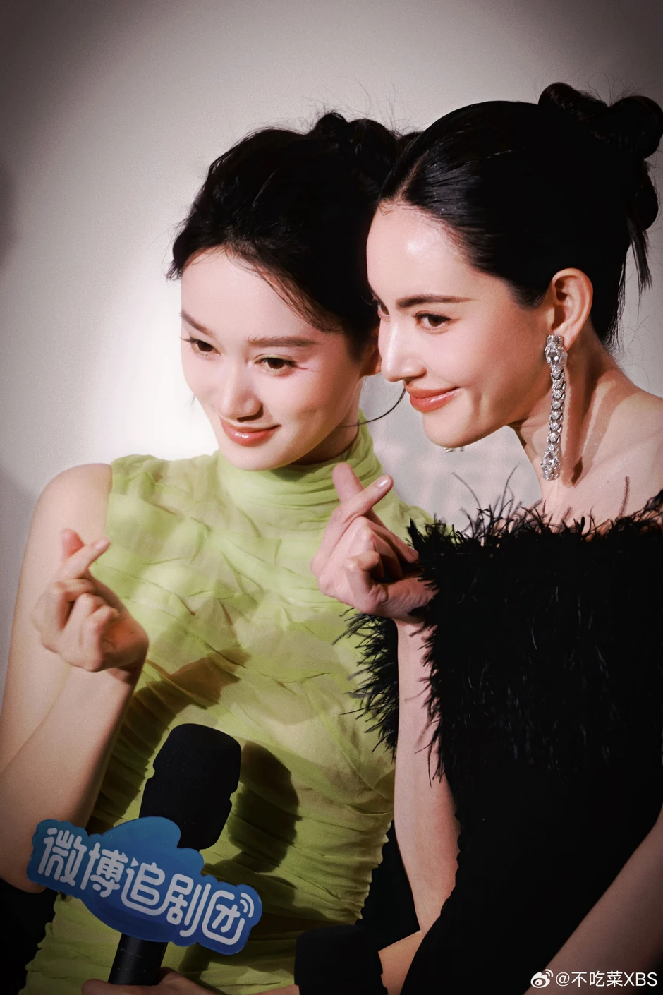 Chiếc váy mỏng tang khiến Mai Davika bị mắng “biết xấu hổ