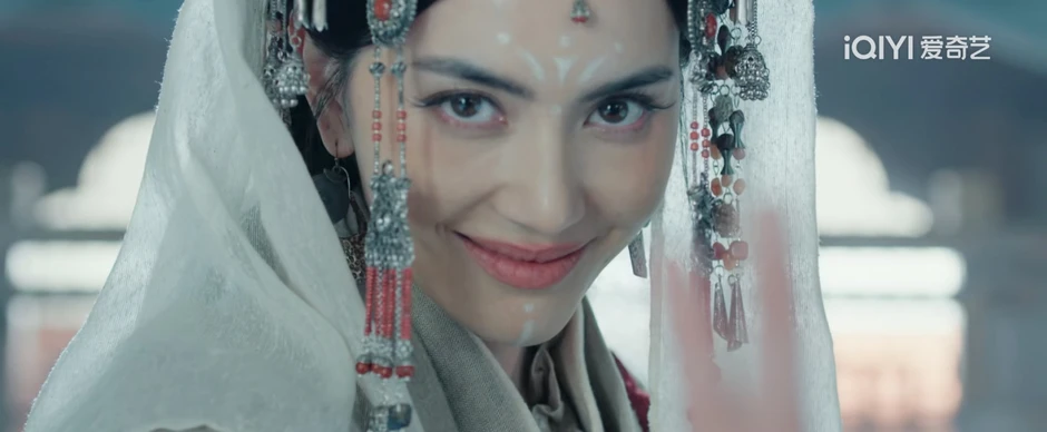 Chiếc váy mỏng tang khiến Mai Davika bị mắng “biết xấu hổ