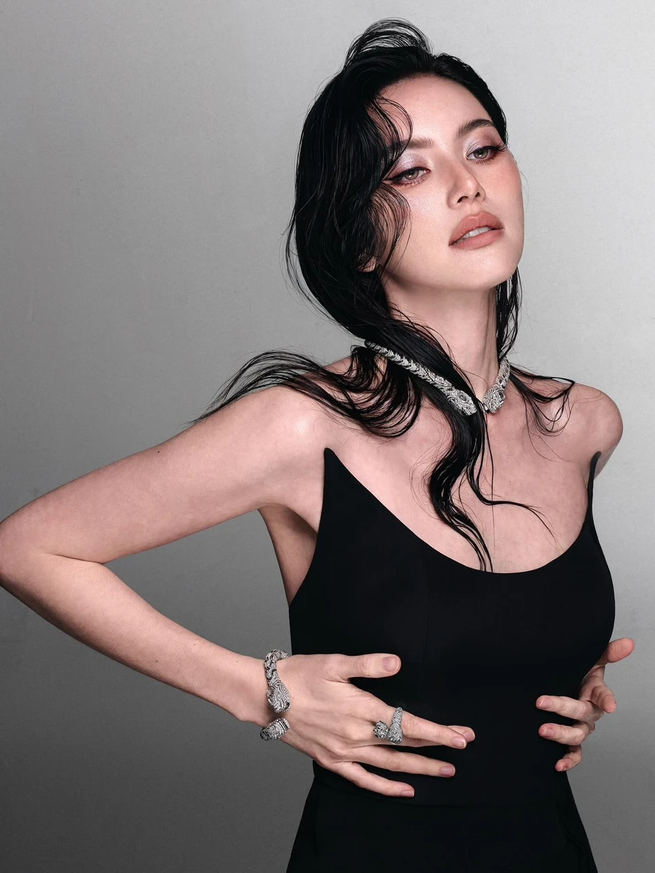 Chiếc váy mỏng tang, mặc như không mặc khiến Mai Davika bị mắng “không biết xấu hổ”