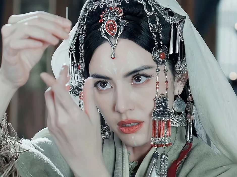 Chiếc váy mỏng tang, mặc như không mặc khiến Mai Davika bị mắng “không biết xấu hổ”