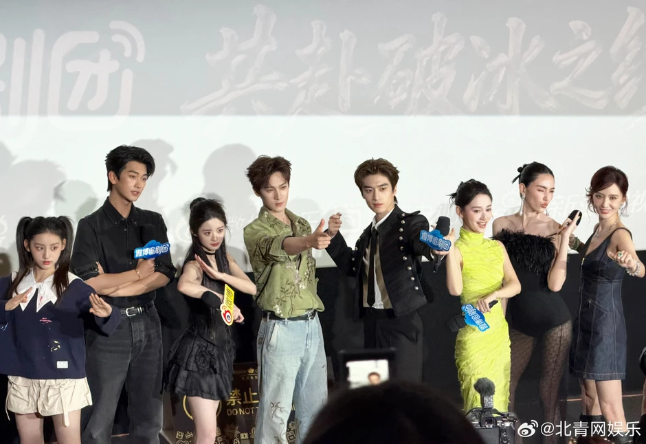 Chiếc váy mỏng tang, mặc như không mặc khiến nữ diễn viên bị mắng “không biết xấu hổ” Chiếc váy mỏng tang, mặc như không mặc khiến nữ diễn viên bị mắng “không biết xấu hổ”