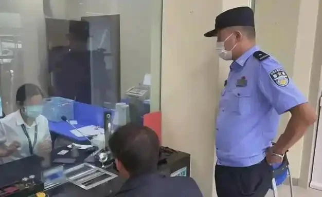 Cho bạn vay 460 triệu đồng, 1 ngày sau người đàn ông đòi lại nhưng đối phương không trả, toà tuyên bố: Ngân hàng phải trả 30% Cho bạn vay 460 triệu đồng, 1 ngày sau người đàn ông đòi lại nhưng đối phương không trả, toà tuyên bố: Ngân hàng phải trả 30%