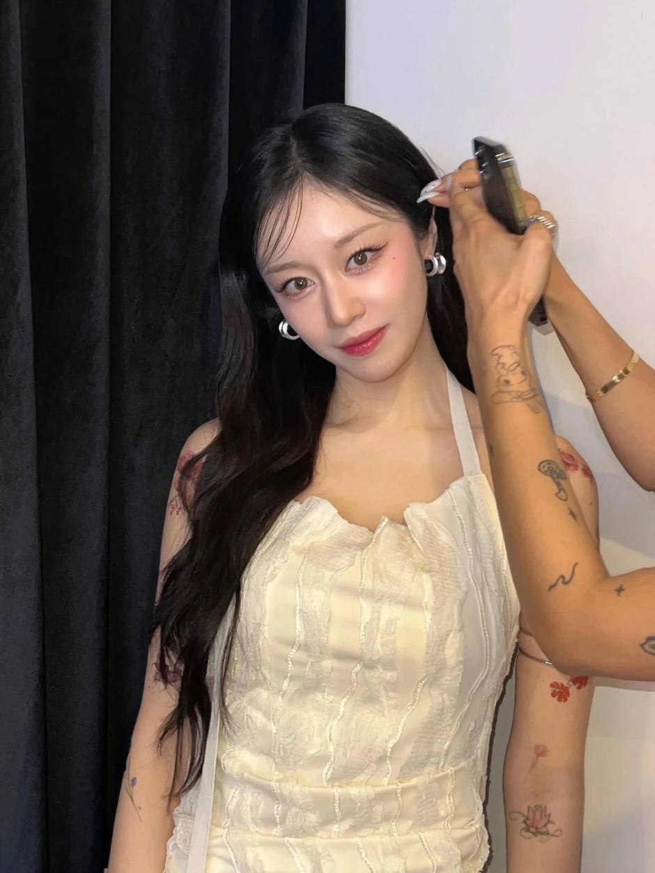 Chồng cầu thủ của mỹ nhân showbiz lộ ảnh ngoại tình với gái lạ ở bar, hôn nhân không thể cứu vãn