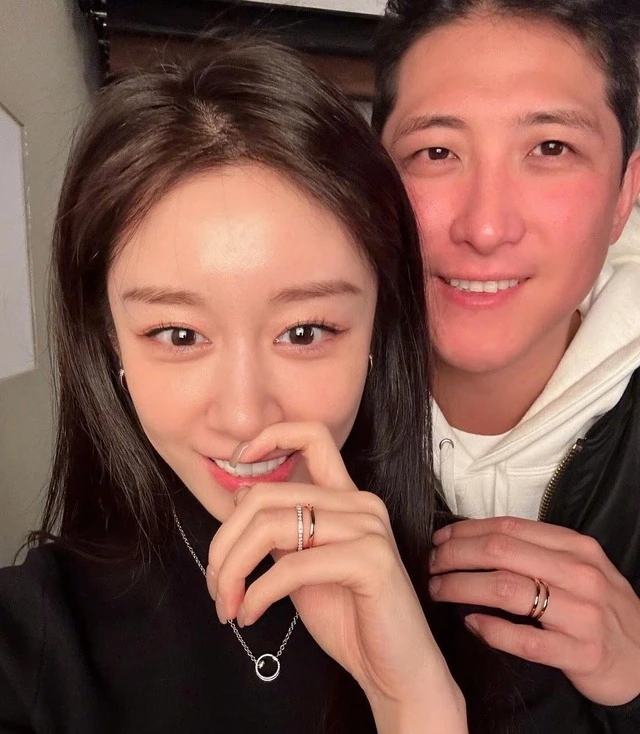 Chồng cầu thủ của mỹ nhân showbiz lộ ảnh ngoại tình với gái lạ ở bar, hôn nhân không thể cứu vãn