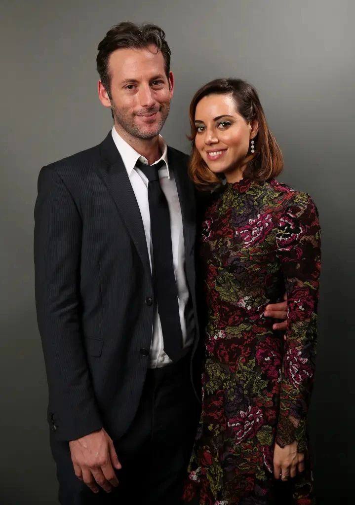 Chồng mất đúng 1 năm, nữ diễn viên gây xôn xao khi mang thai với bạn diễn