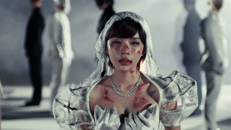 Chưa bao giờ thấy LyLy bầm dập trầy trụa thế này Chưa bao giờ thấy LyLy bầm dập trầy trụa thế này