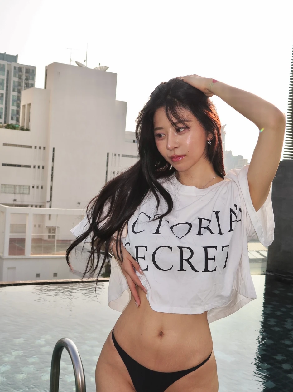 Chùm ảnh bà đồng mặc bikini gây xôn xao dư luận Hàn Chùm ảnh bà đồng mặc bikini gây xôn xao dư luận Hàn