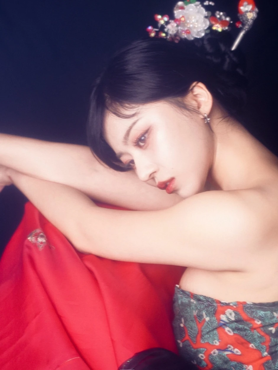 Chùm ảnh bà đồng mặc bikini gây xôn xao dư luận Hàn Chùm ảnh bà đồng mặc bikini gây xôn xao dư luận Hàn