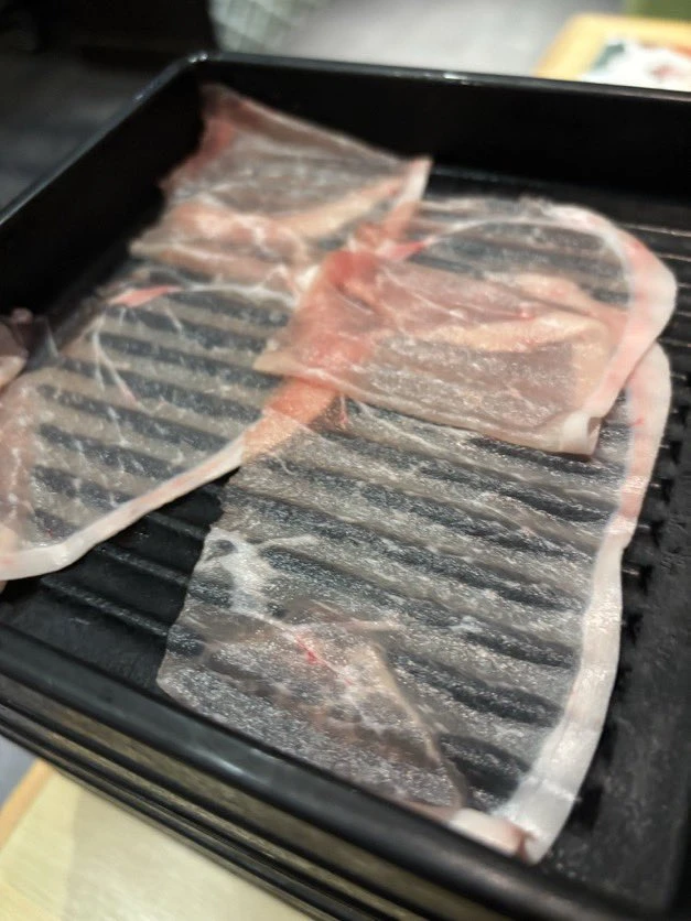 Chuỗi buffet nổi tiếng xin lỗi vì những phần thịt heo "xuyên thấu"