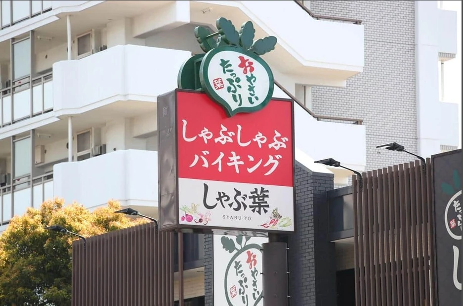 Chuỗi buffet nổi tiếng xin lỗi vì những phần thịt heo "xuyên thấu"