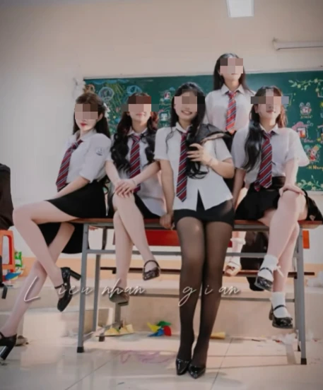 Chụp ảnh kỷ yếu với "tất lưới", nhóm học sinh bất ngờ bị CDM chỉ trích dữ dội