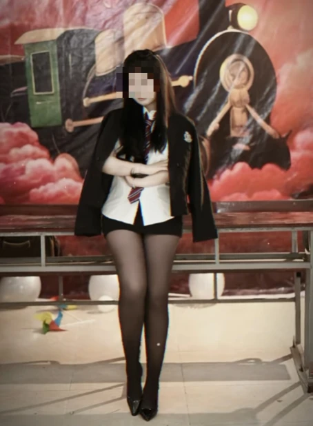 Chụp ảnh kỷ yếu với "tất lưới", nhóm học sinh bất ngờ bị CDM chỉ trích dữ dội