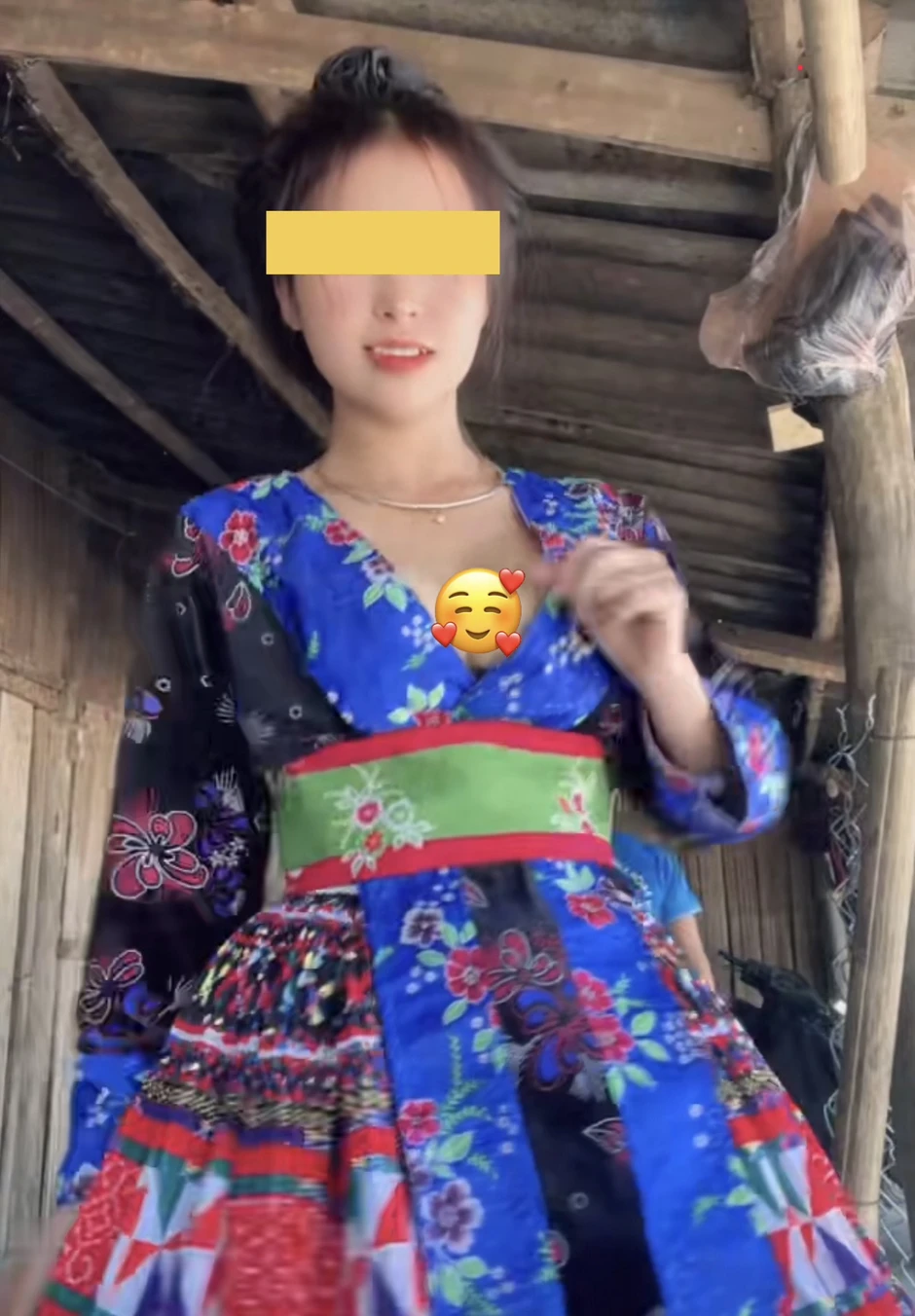 Cô gái bản lên xu hướng với phong cách hở bạo, bỏ ngoài tai bình luận trái chiều, dân tình ngao ngán về thuật toán của TikTok Cô gái bản lên xu hướng với phong cách hở bạo, bỏ ngoài tai bình luận trái chiều, dân tình ngao ngán về thuật toán của TikTok