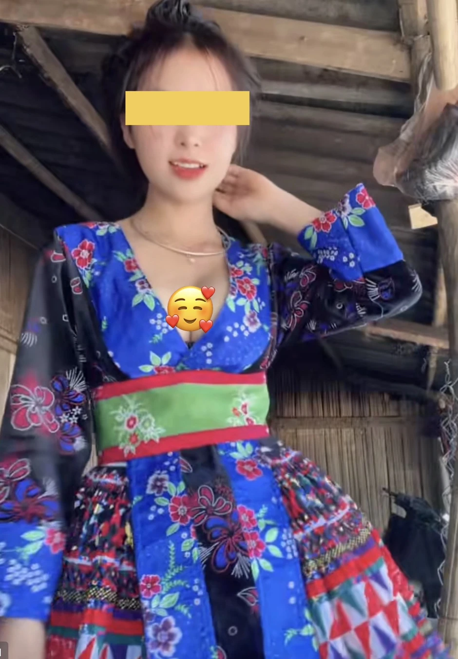 Cô gái bản lên xu hướng với phong cách hở bạo, bỏ ngoài tai bình luận trái chiều, dân tình ngao ngán về thuật toán của TikTok Cô gái bản lên xu hướng với phong cách hở bạo, bỏ ngoài tai bình luận trái chiều, dân tình ngao ngán về thuật toán của TikTok