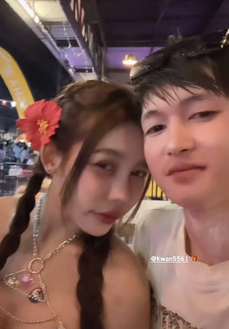 Cô gái diện đồ quá bạo đi té nước khiến netizen "bó tay", đẹp ở đâu?