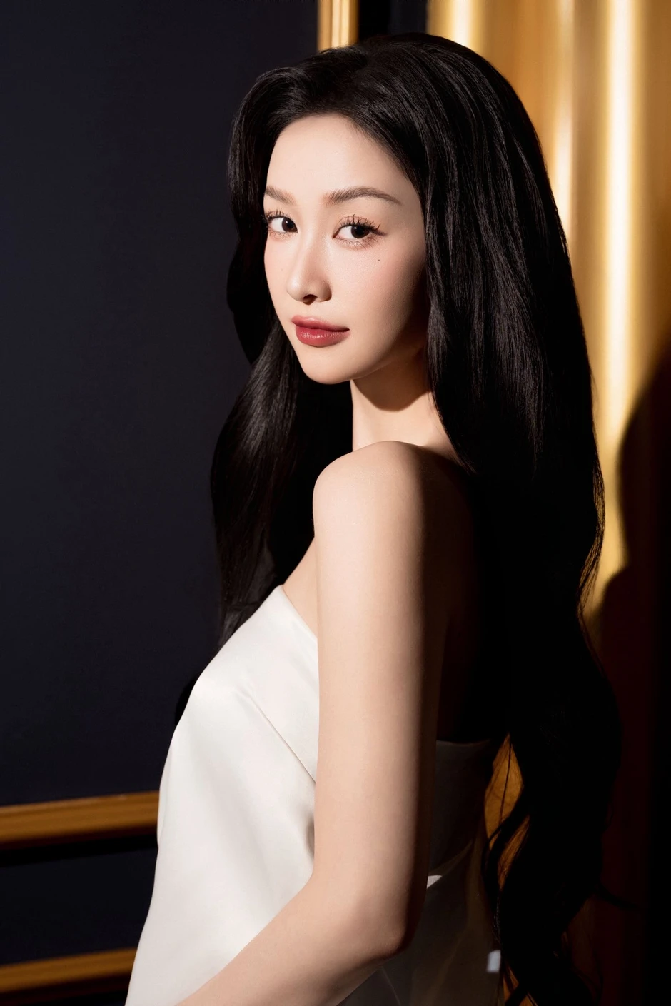 Cô gái được báo Thái khen "quyến rũ nhất Việt Nam", truyền thông Trung cũng náo loạn vì đẹp như Angela Baby