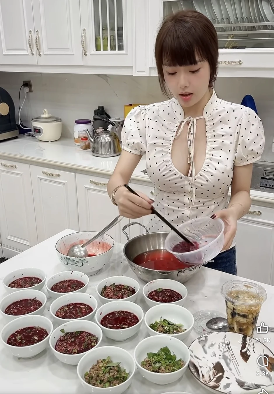 Cô giáo Hương trổ tài đứng bếp làm món khoái khẩu, clip nhận bão tương tác, fan tấm tắc "giỏi hết phần thiên hạ" Cô giáo Hương trổ tài đứng bếp làm món khoái khẩu, clip nhận bão tương tác, fan tấm tắc "giỏi hết phần thiên hạ"