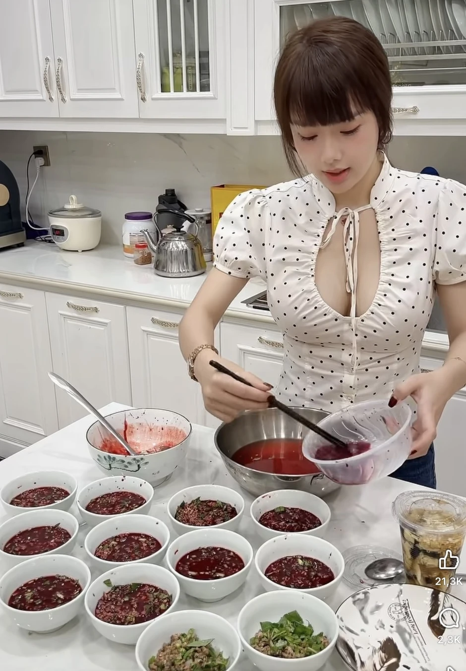 Cô giáo Hương trổ tài đứng bếp làm món khoái khẩu, clip nhận bão tương tác, fan tấm tắc "giỏi hết phần thiên hạ" Cô giáo Hương trổ tài đứng bếp làm món khoái khẩu, clip nhận bão tương tác, fan tấm tắc "giỏi hết phần thiên hạ"